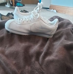 Womans White Nike Sneakers